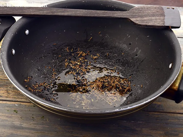 स्टेप 7 – मध्यम आंच पर ३० सेकंड के लिए भून लें।