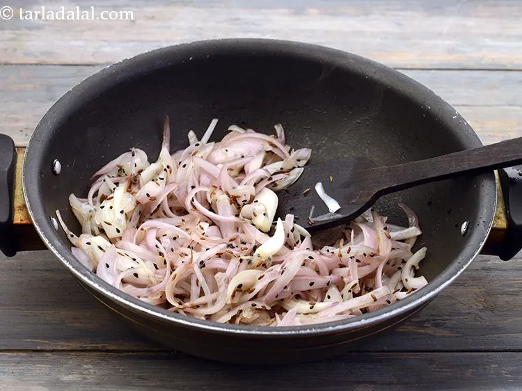 स्टेप 9 – मध्यम आंच पर २ से ३ मिनट तक भून लें।