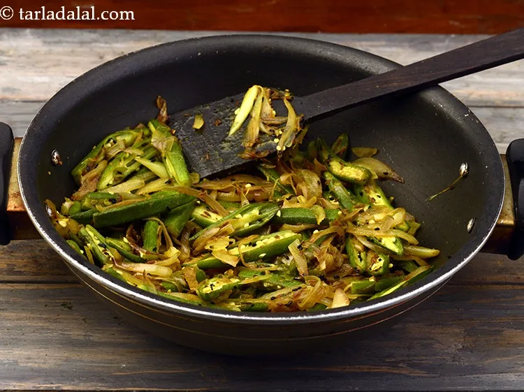 स्टेप 22 – भिंडी पकते समय चिपचिपी हो जाती है। खाना पकाने के …