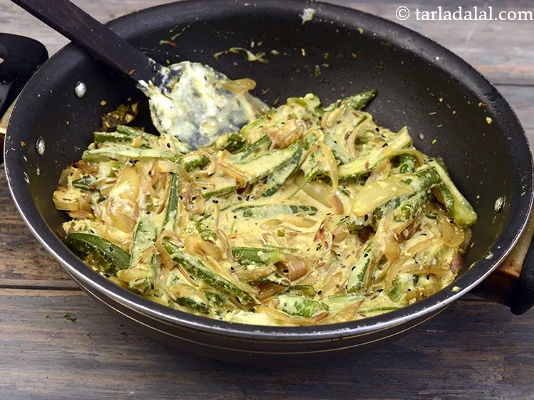 स्टेप 23 – दही डालने के बाद, इसे फटन से बचाने के लिए …