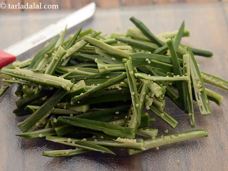 स्टेप 15 – ३ कप <a href=""https://www.tarladalal.com/glossary-ladies-finger-bhindi-okra-bhinda-lady-finger-hindi-491i"">भिन्डी</a>, लंबवत रूप से आधे में कटी …