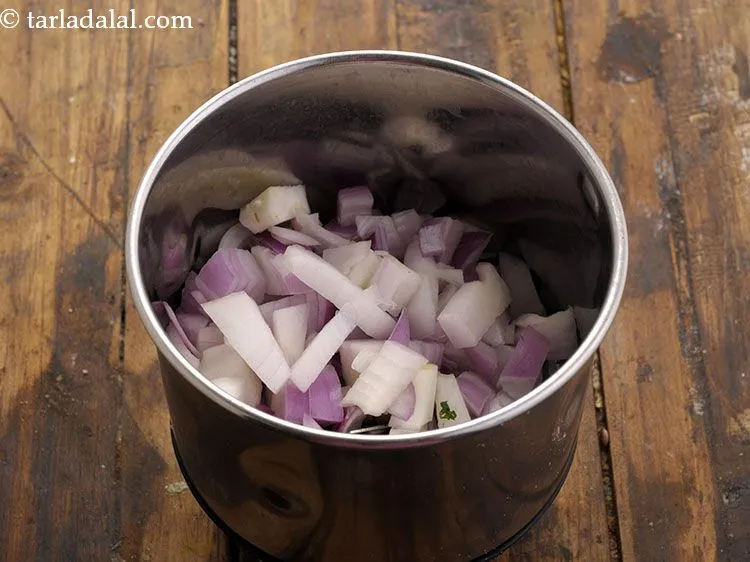 स्टेप 2 – <strong>हेल्दी भिंडी मसाला की रेसिपी</strong> के लिए पेस्ट बनाने के …