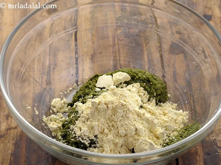 स्टेप 15 – बेसन डालें। बेसन मैरिनेड की सामग्री को बांध देगा और …