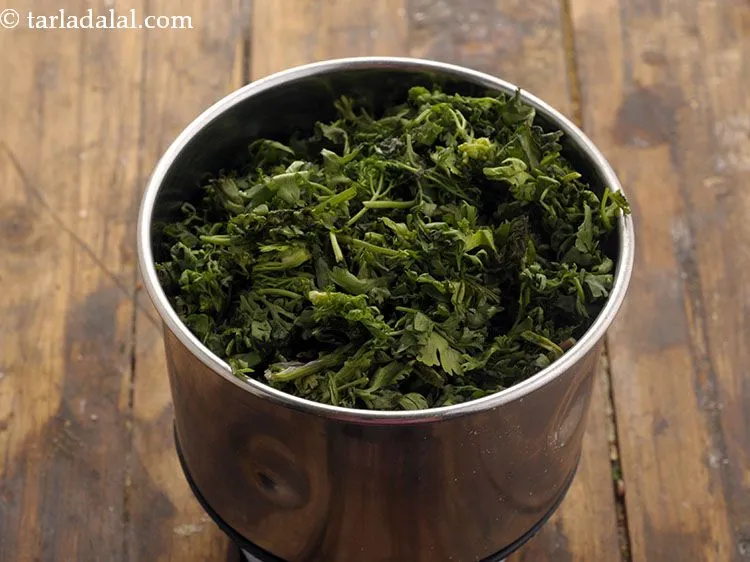 स्टेप 3 – कटा हुआ हरा धनिया डालें। उपयोग करने से पहले इसे …