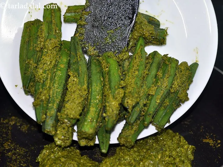 स्टेप 21 – भरवां भिंडी डालें।