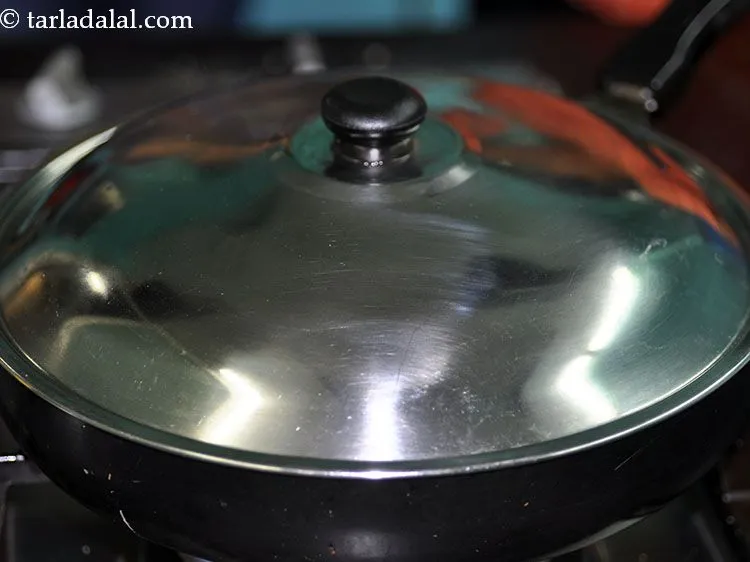 स्टेप 23 – ढककर ८ से ९ मिनट तक या भिंडी के पकने …