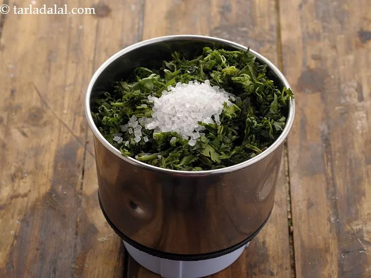 स्टेप 4 – १ टी-स्पून शक्कर डालें। यह वैकल्पिक है।