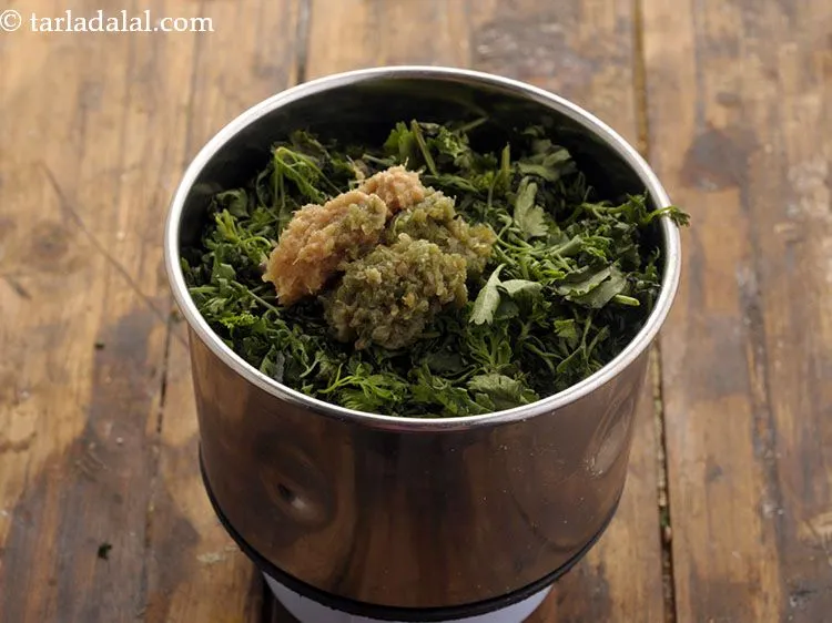 स्टेप 5 – अदरक-हरी मिर्च की पेस्ट डालें। यदि आपके पास पेस्ट तैयार …