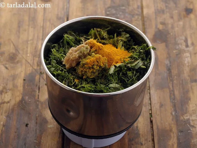 स्टेप 6 – हल्दी पाउडर डालें।