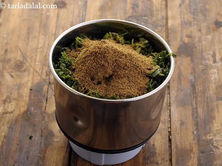 स्टेप 7 – धनिया-जीरा पाउडर डालें।