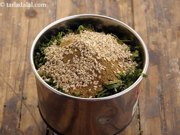 स्टेप 9 – एक नटी स्वाद के लिए भुने हुए तिल डालें।