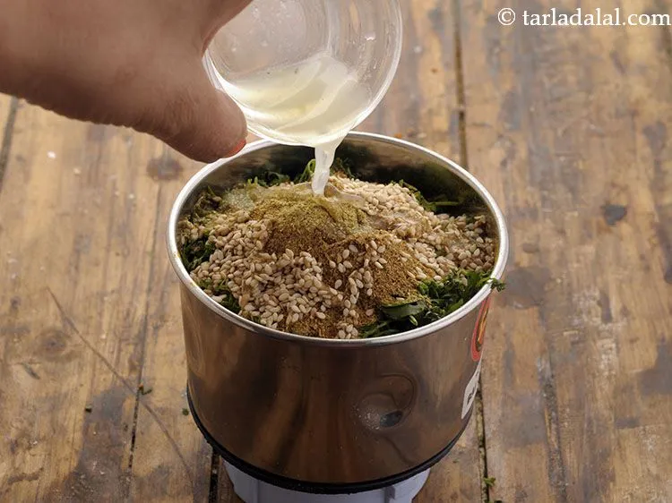 स्टेप 10 – मसाला पेस्ट के जीवंत हरे रंग को बरकरार रखने और …