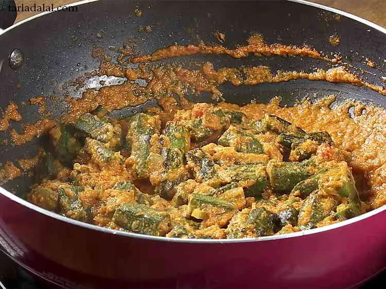 Step 26 – Add the saut&eacute;ed bhindi to make<strong> Bhindi Masala Gravy</strong>.