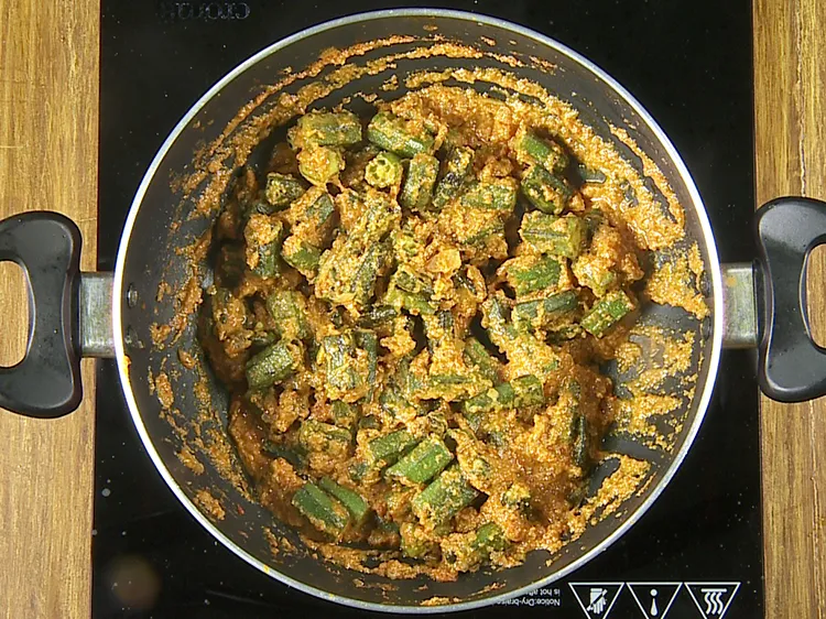 Step 27 – Mix&nbsp;<strong>&nbsp;Bhindi Masala Gravy&nbsp;</strong>well and cook &nbsp;on a medium flame for 2 minutes, while stirring occasionally.