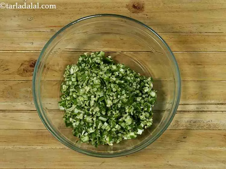 स्टेप 1 – एक गहरी कटोरी में बारीक कटी हुई भिन्डी डालें। भिंडी …