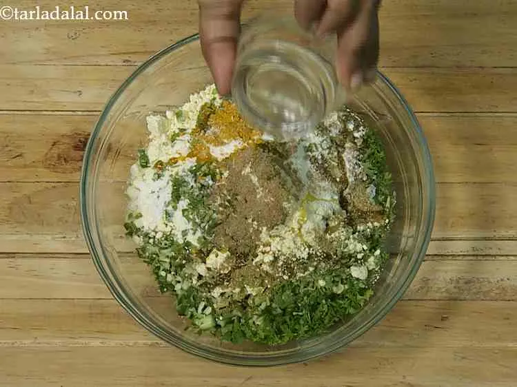 स्टेप 10 – अब उसी कटोरे में गरम तेल और नमक डालें। गरम …