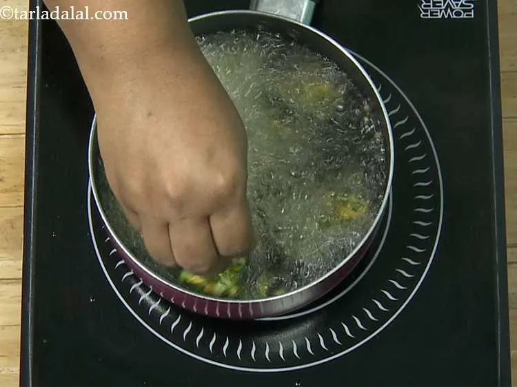 स्टेप 12 – एक गहरे नॉन-स्टिक पैन में तेल गरम करें, अपनी उंगलियों …