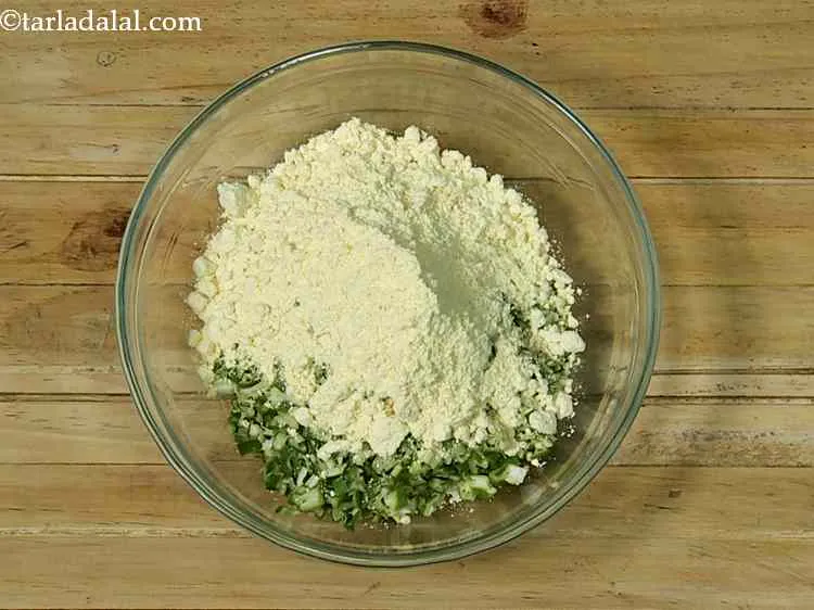 स्टेप 2 – उसी कटोरे में बेसन डालें। यह विभिन्न पकोड़ा रेसिपी में …