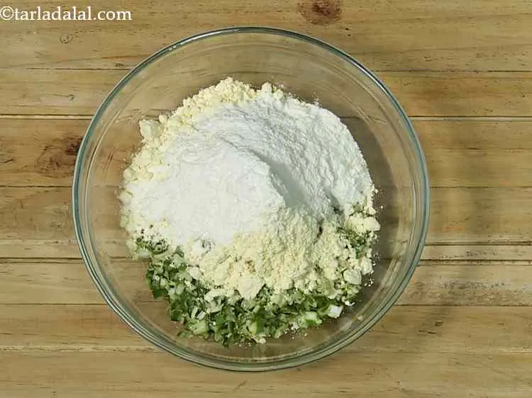 स्टेप 3 – फिर चावल का आटा डालें जो तलने पर भिंडी के …