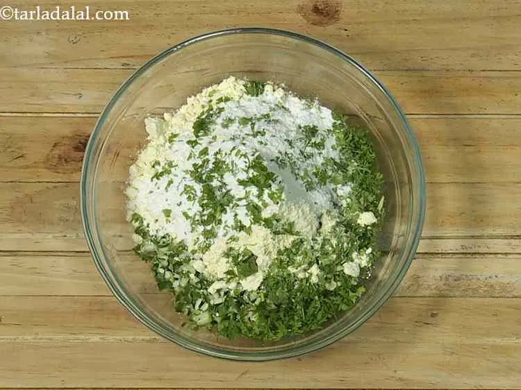 स्टेप 4 – धनिया डालें।