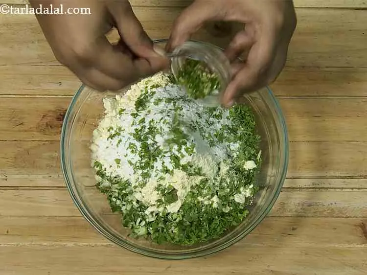 स्टेप 5 – अब कटी हुई हरी मिर्च डालें। आप के तीखेपन की …
