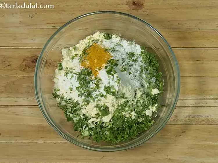 स्टेप 6 – घोल को चमकदार रंग देने के लिए हल्दी पाउडर डालें।