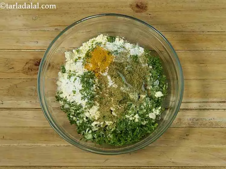 स्टेप 8 – भिंडी पकोड़ा को मज़ेदार स्वाद देने के लिए धनिया पाउडर …