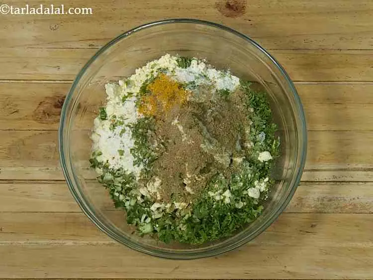 स्टेप 9 – अब इसमें आमचूर पाउडर डालें। आप इसकी जगह नींबू का …