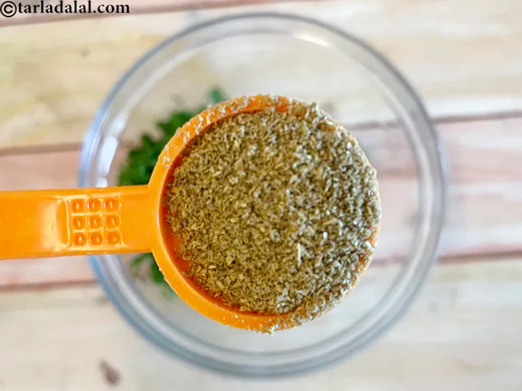 स्टेप 12 – ३ टी-स्पून <a href=""https://www.tarladalal.com/glossary-coriander-cumin-seeds-powder-dhania-jeera-powder-hindi-375i"">धनिया-जीरा पाउडर</a> डालें।
