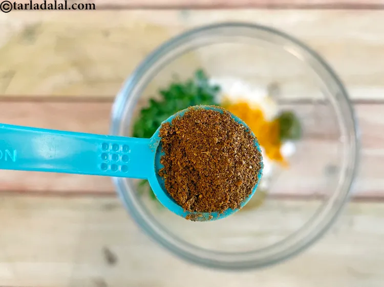 स्टेप 13 – १ टी-स्पून <a href=""https://www.tarladalal.com/glossary-garam-masala-hindi-296i"">गरम मसाला</a> डालें।