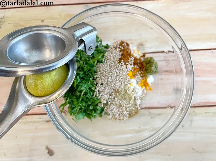 स्टेप 15 – ३ टेबल-स्पून <a href=""https://www.tarladalal.com/glossary-lemon-juice-numbi-ka-ras-nimbu-ka-juice-hindi-471i"">नींबू का रस</a> डालें।