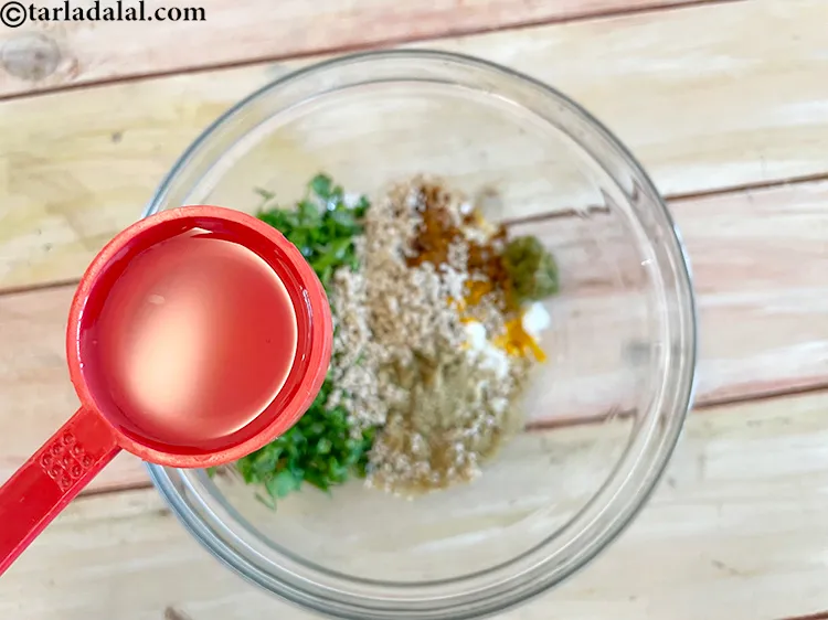 स्टेप 16 – २ टेबल-स्पून <a href=""https://www.tarladalal.com/glossary-oil-hindi-671i"">तेल</a> डालें।