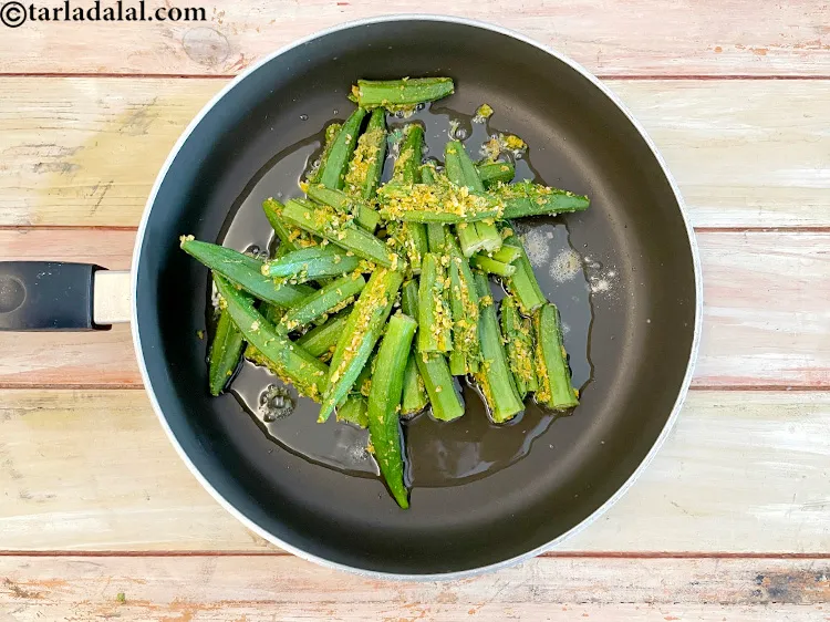 स्टेप 22 – भरवां भिंडी डालें।