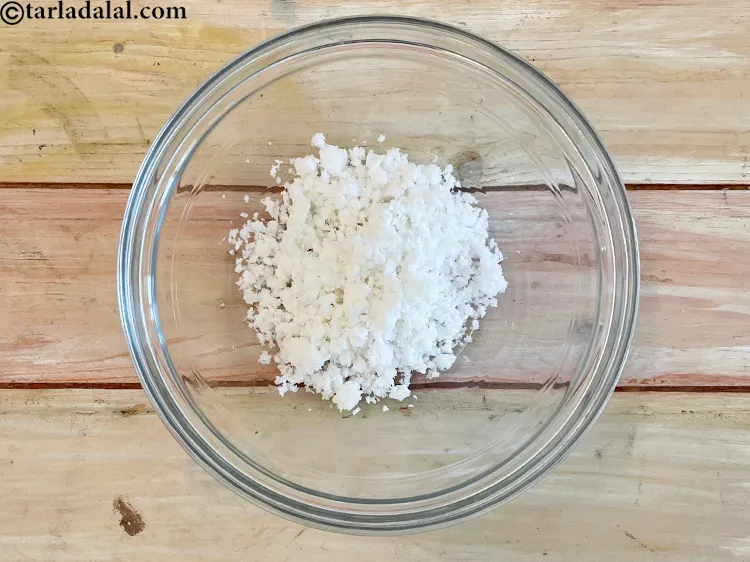 स्टेप 7 – एक कांच के कटोरे में १२ टेबल-स्पून <a href=""https://www.tarladalal.com/glossary-grated-coconut-hindi-852i"">कसा हुआ …