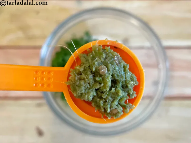 स्टेप 10 – २ टी-स्पून <a href=""https://www.tarladalal.com/glossary-ginger-green-chilli-paste-adrak-mirch-ki-paste-adrak-mirchi-paste-hindi-139i"">अदरक-हरी मिर्च की पेस्ट</a> डालें।