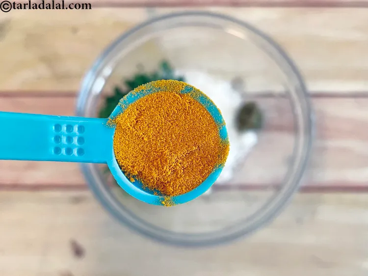 स्टेप 11 – १ टी-स्पून <a href=""https://www.tarladalal.com/glossary-turmeric-powder-haldi-hindi-645i"">हल्दी पाउडर</a> डालें।