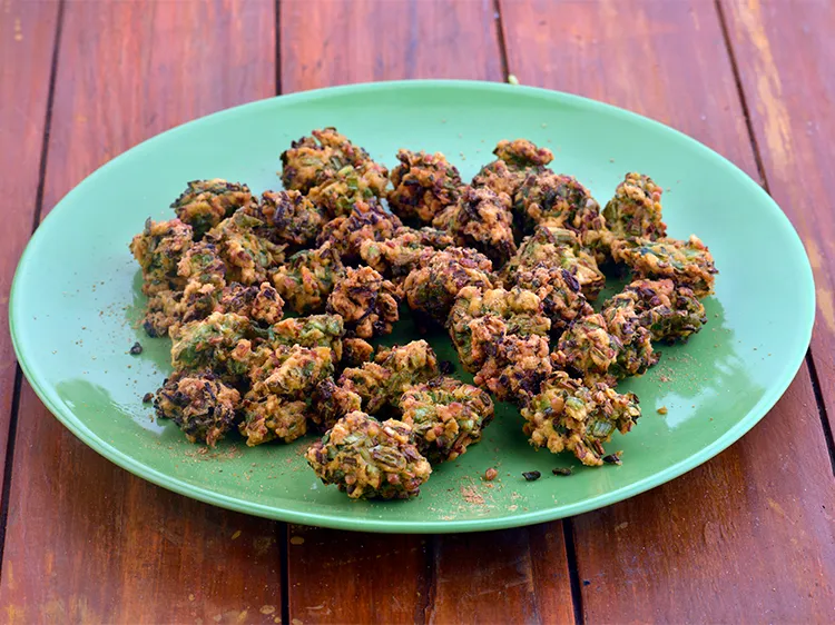 स्टेप 15 – <strong>भिंडी पकोरा</strong> को स्वादिष्ट बनाने के लिए उसके ऊपर चाट …