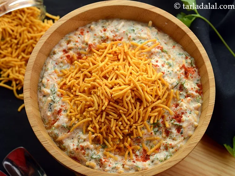Step 10 – Serve&nbsp;<strong>bhujia raita | aloo bhujiya raita | quick aloo bhujiya raita |</strong>&nbsp;immediately.&nbsp;