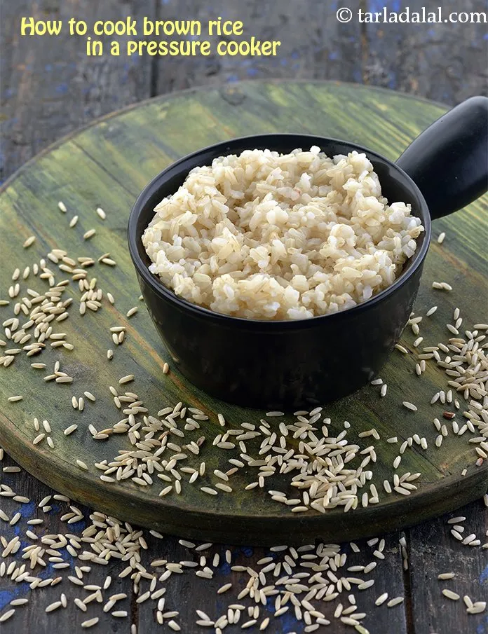 स्टेप 5 – देखें&nbsp;कि <a href=""https://www.tarladalal.com/brown-rice--pressure-cooker-method-hindi-39929r"" target=""_blank"">प्रेशर कुकर में ब्राउन चावल कैसे पकाएं</a>।