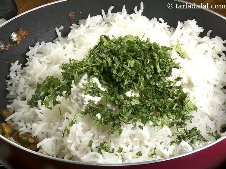 Step 16 – Add mint leaves to give a refreshing flavour to the <strong>veg biryani arancini balls</strong>.