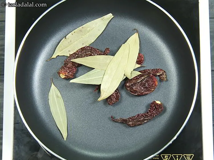 स्टेप 3 – इसके बाद तेजपत्ते डालें। उपयोग करने से पहले तेजपत्ते को …