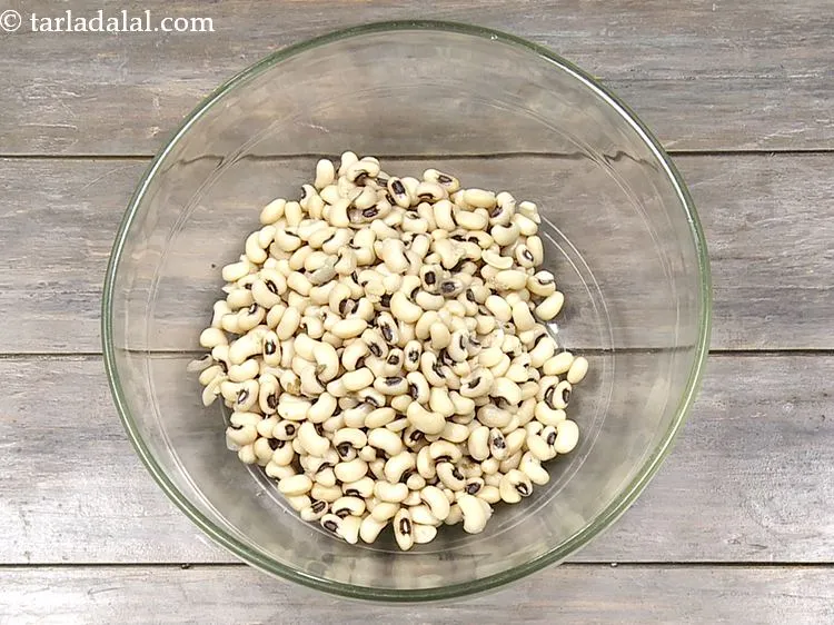 स्टेप 10 – <strong>चवली मिक्स वेजिटेबल सलाद</strong> बनाने के लिए, एक गहरी कटोरी …