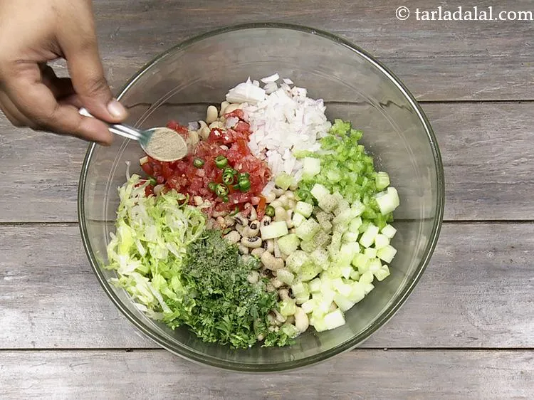 स्टेप 19 – स्वादअनुसार नमक और ताजी पिसी काली मिर्च छिड़कें। अन्य सुगंधित …