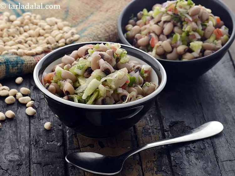 स्टेप 21 – <strong>चवली मिक्स वेजिटेबल सलाद</strong> को तुरंत परोसें। <a href=""https://www.tarladalal.com/chatpata-chawli-and-fruit-salad-hindi-39382r"" target=""_blank""><strong>चटपटा …