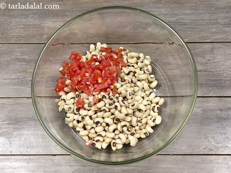 स्टेप 11 – बारीक कटे हुए टमाटर डालें। वे <a href=""https://www.tarladalal.com/recipes-for-salads-rich-in-vitamin-c-in-hindi-language-806"" target=""_blank""><strong>विटामिन सी</strong></a>, …