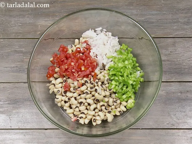स्टेप 13 – बारीक कटी हुई शिमला मिर्च डालें।
