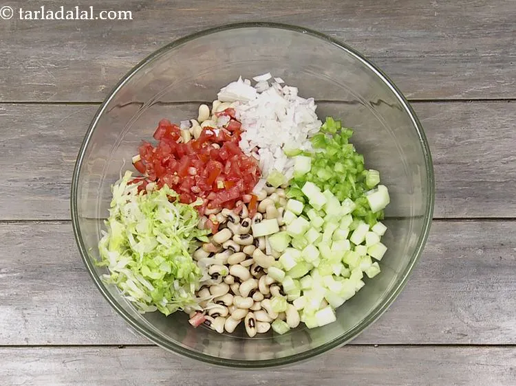 स्टेप 15 – लंबे कटे हुए आइसबर्ग सलाद के पत्ते डालें। कुरकुरे सलाद …
