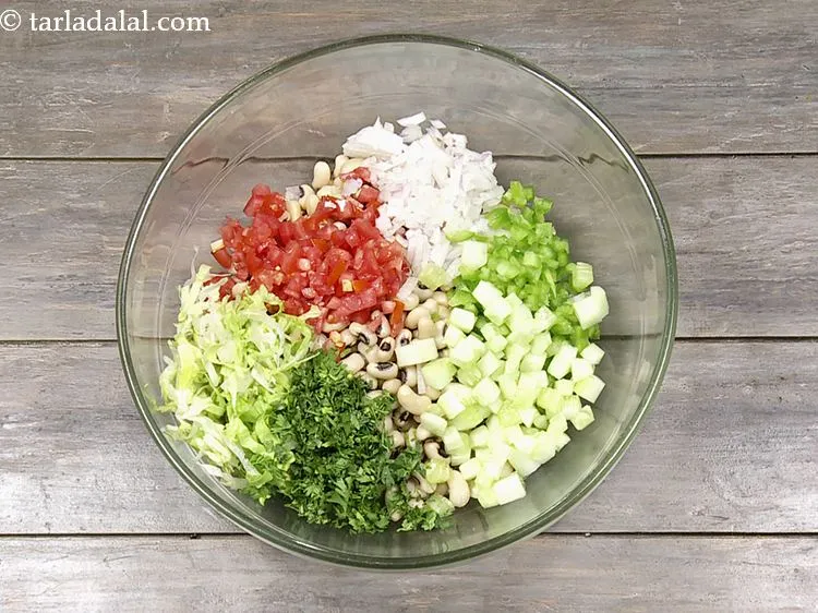 स्टेप 16 – एक ताज़ा संकेत के लिए कटा हुआ हरा धनिया डालें।