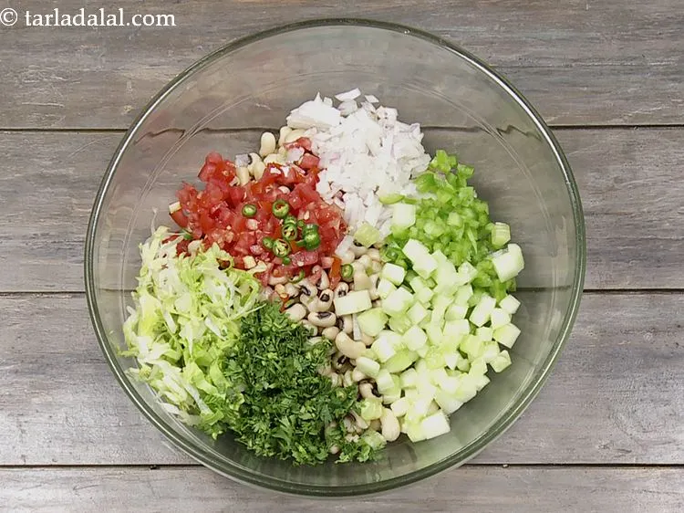 स्टेप 17 – बारीक कटी हुई हरी मिर्च डालें। आप सूखी लाल मिर्च …