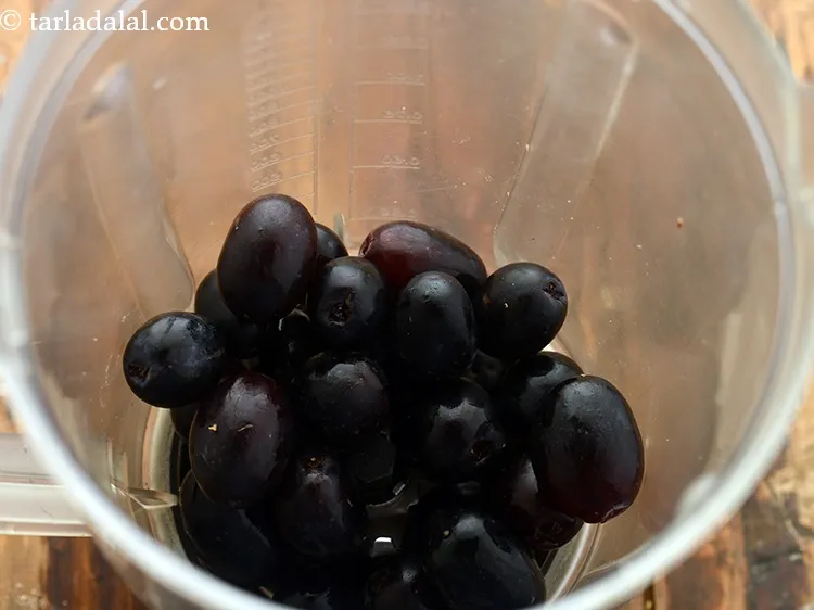 Step 2 – To make&nbsp;<strong>black grape shake | Indian style black grape milkshake | black&nbsp;grape&nbsp;smoothie for pregnancy |</strong>&nbsp;take …